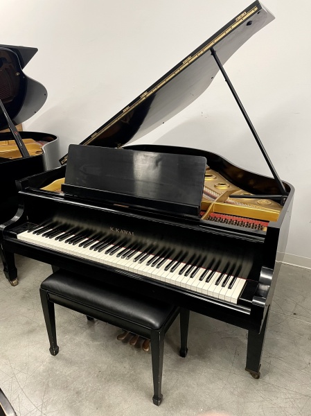 Kawai No. 330 Baby Grand Piano 5' Satin Ebony