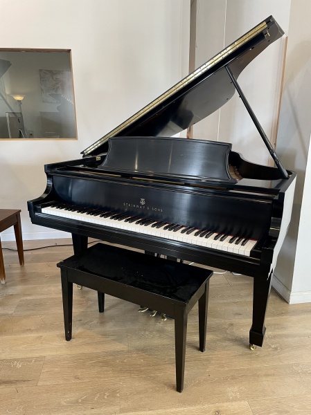 Steinway M Grand Piano with Player System 5'7