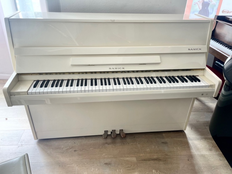 Samick SU-108 Upright Piano 42 1/2