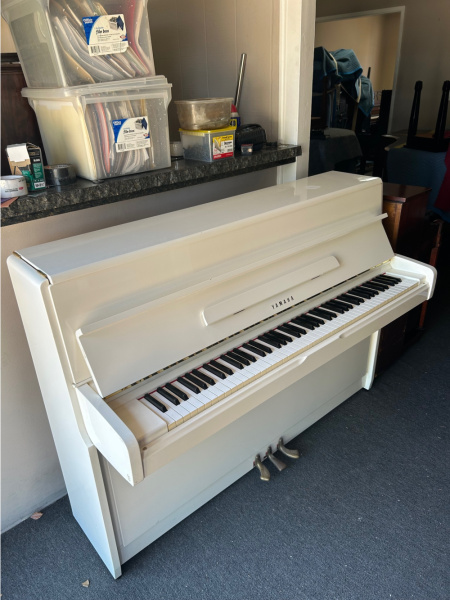 White Yamaha M1A Upright Console Piano 42 1/2